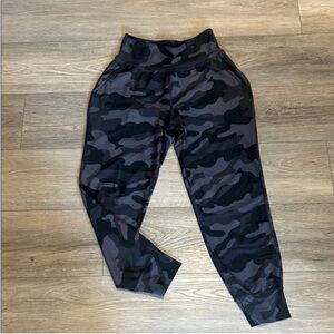 Old Navy Black and Gray Camouflage Joggers Size M